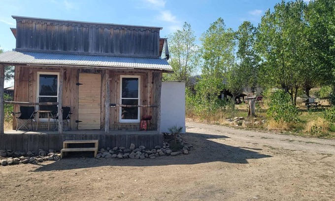 Tumtum Cabin | Cozy Rustic Cabin for a Romantic Stargazing Getaway by the Spokane River near Tumtum, Washington
