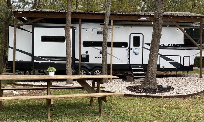 Willis Apartment | Cozy RV Experience w/POOL+SPA Near Lake Conroe