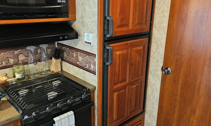 Vinemont House | Cozy RV with WiFi and AC in charming Vinemont, minutes from Cullman.