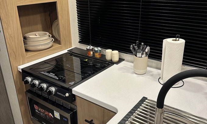 Fleming House | Cozy RV with WiFi, TV, and fireplace in charming Midway