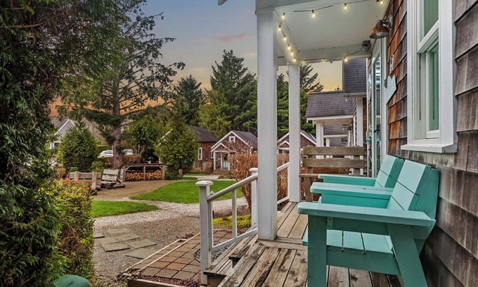 Seabrook Cabin | Cozy Seabrook Cabin- Private Yard & HotTub, Dogs OK, 15min. walk to town & beach