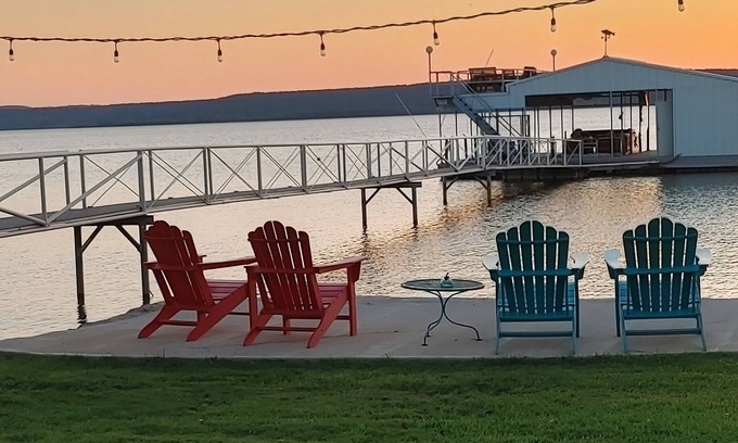 Graford House | Cozy Shores Waterfront at PK, great patio hot tub and new dock 12 min rocker b