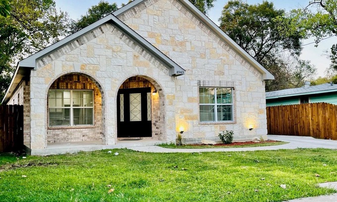 West Dallas House | Cozy & Spacious Dallas Luxe House