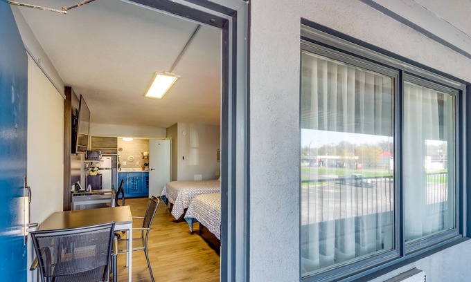 Henderson Apartment | Cozy Studio at Envi Boutique Hotel ~ 3 Mi to Dtwn!