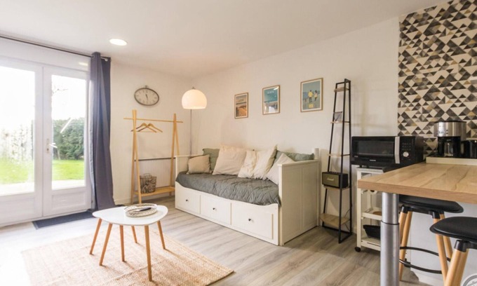 Carentan les Marais Apartment | Cozy Studio in Heart of Cotentin Marshlands - Perfect for Bird Watching and WWII Sites Exploration