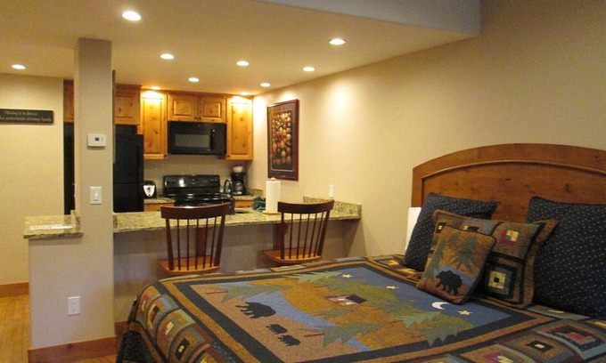 Frisco Condo | Cozy studio on Copper Moutain only 100 yards to the Super Bee. Pet Friendly!