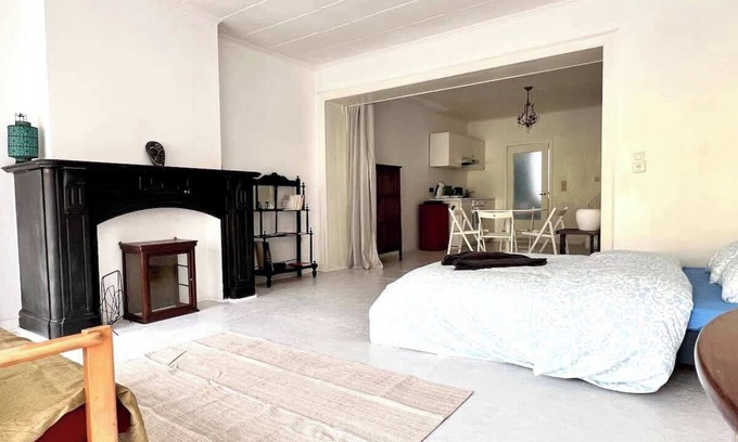 Stalingrad Apartment | Cozy Studio – Steps Away from the Grand Place