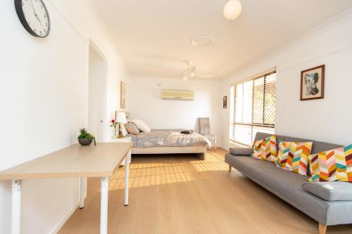 Mackenzie House | Cozy Studio Suite in House - Private Kitchen Bath