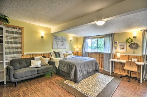 Parkrose Heights Apartment | Cozy Studio with Deck - 9 Mi to Dtwn Portland!