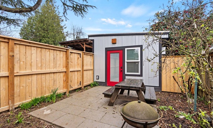 Woodstock Apartment | Cozy studio with WiFi and AC in walkable, safe Woodstock PDX neighborhood