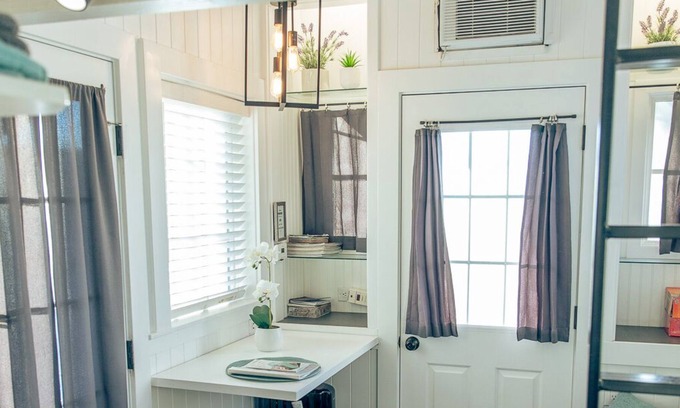 Draper House | Cozy tiny house! Hot tub and super convenient location.