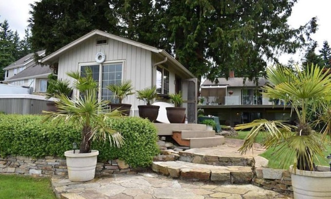 Lake Goodwin House | Cozy Tiny House Style Cabin with Hot Tub on Waterfront