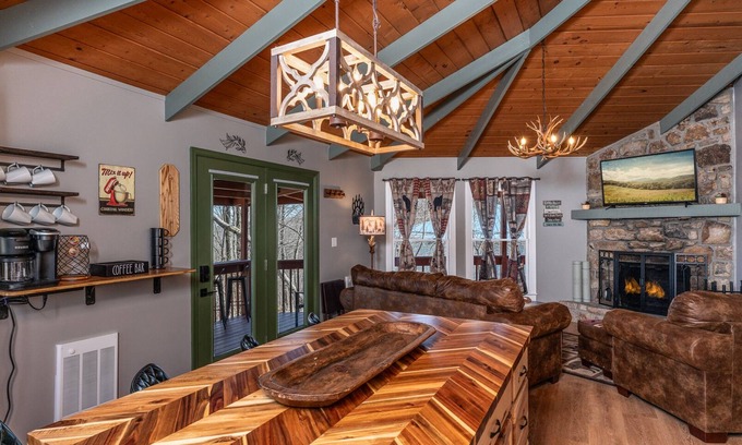 Beech Mountain Cabin | Cozy Treehouse steps from Beech Mtn ski resort, Restaurants, Trails and Fishing!