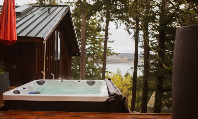 Lummi Island Cabin | Cozy Treetop Cabin *Hot Tub*