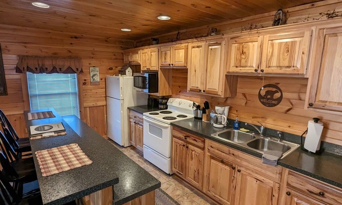 Hyner Resort | Cozy two bedroom suite with all the amenities located at The Black Forest Inn.