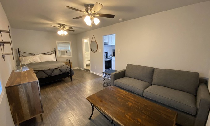 Washington Ave./ Memorial Park Apartment | Cozy Urban Hideaway in Houston’s Arts District