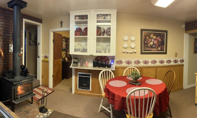 Ione Cottage | Cozy Vintage small Rustic Rose Cottage w 3 private Bedroom’s