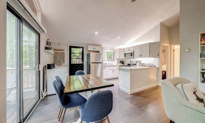 The Woods Cabin | Cozy w Fireplace, Fire Pit, Wifi & Pool Access