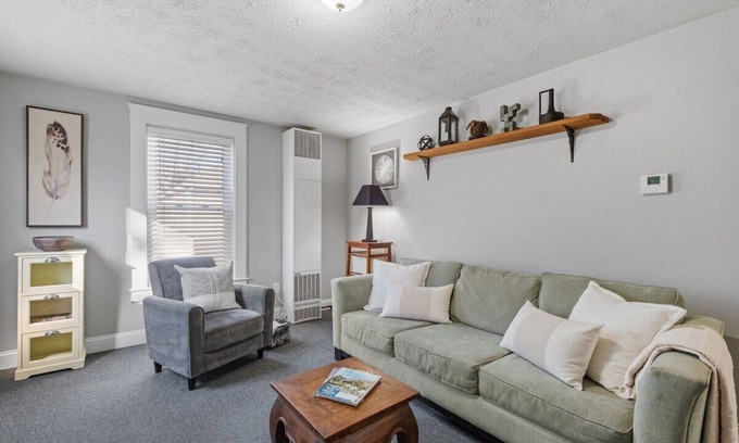Manchester Apartment | Cozy & Warm 2nd Flr Mid Term Rental