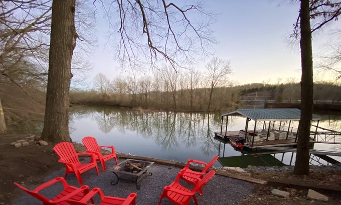 Ashland City Cottage | Cozy Waterfront Cottage w/ Spa - The Birdhouse