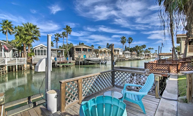 Port Isabel Cottage | Cozy Waterfront Port Isabel Cottage w/Deck!