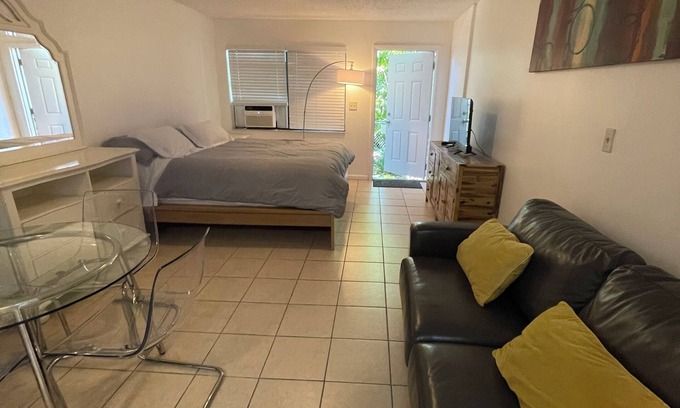 Riverside Park Apartment | Cozy waterfront studio with full kitchen