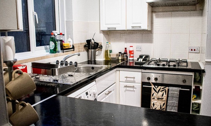 Watford House | Cozy Watford Home W/PARKING - Perfect for Harry Potter World + Warner Bros