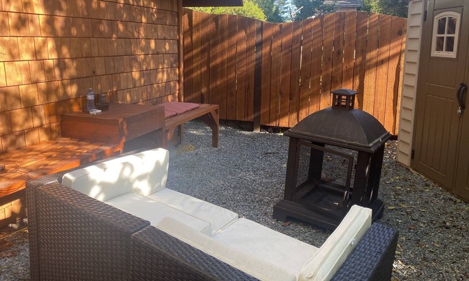 Sooke House | Cozy West Coast Cottage for Weekly Stays (pet friendly)