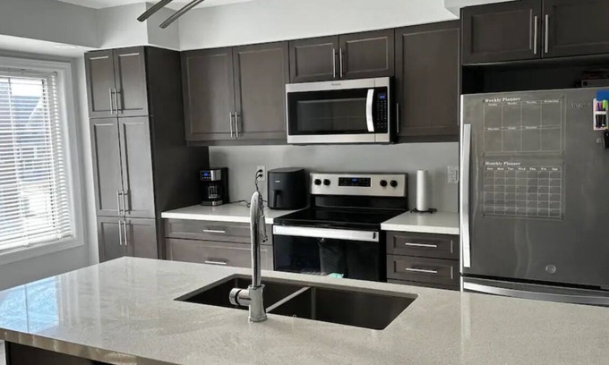 Whitby House | Cozy Whitby Retreat (Private 2 Bedroom Townhouse)