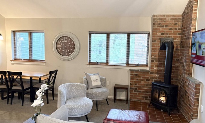 Bartlett Condo | Cozy White Mnt Resort: A/C-Pool-Hot tub-Storyland-NoConway-Walk to Attitash