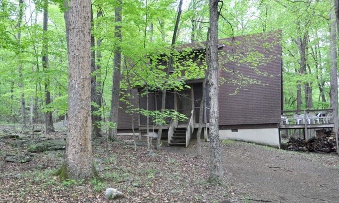 Berkeley Springs House | Cozy - wifi, wood stove, deck, screen porch, pool access, hiking, king