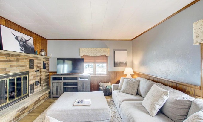 Algoma House | Cozy Wisconsin Abode Walk to Lake Michigan!