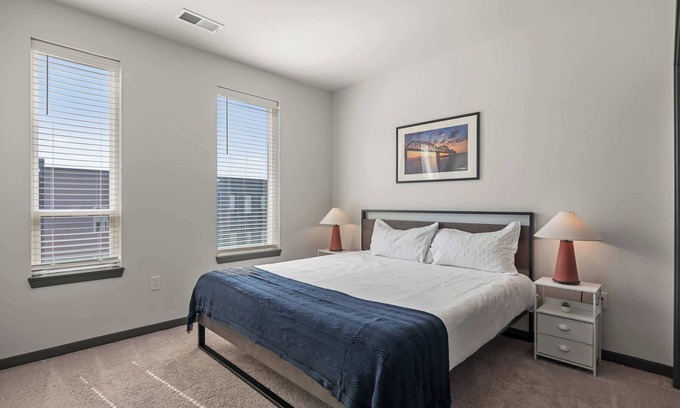 Indianapolis Apartment | CozySuites Ayr | parking, pool, gym #05
