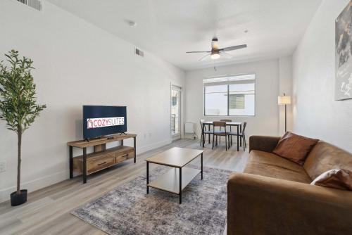 Glendale Sports and Entertainment District Apartment | CozySuites Glendale in Westgate with pool 03