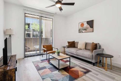 Glendale Sports and Entertainment District Apartment | CozySuites Glendale - Westgate w pool 18
