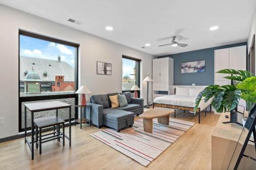 Lockerbie Square Apartment | CozySuites Mass with parking lounge & roof deck #30