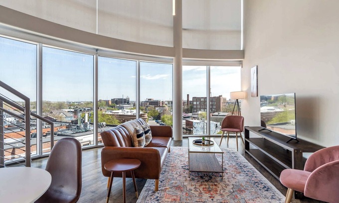 Mile Square Apartment | CozySuites - Penrose On Mass with pool and parking #4