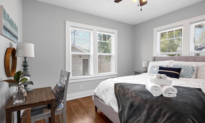 Joplin House | Craftsman Bungalow W/King Beds & Stocked Kitchen.