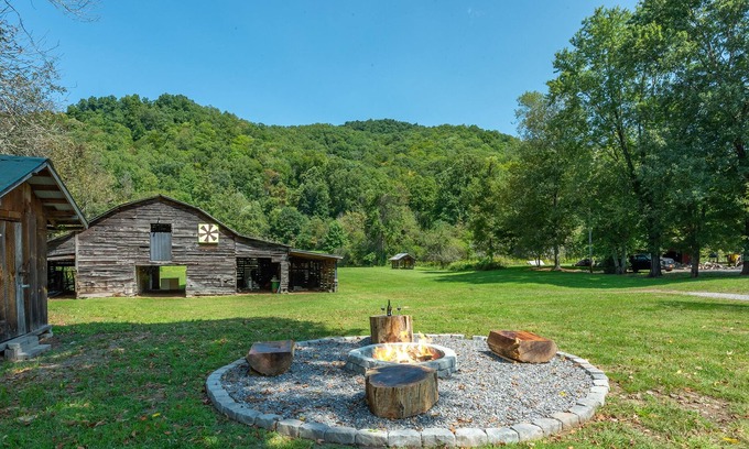 Cattail Creek Other | Creek Access, Fire Pit, Grill, Wifi, Mtn View, Country Farmhouse, Easy Access