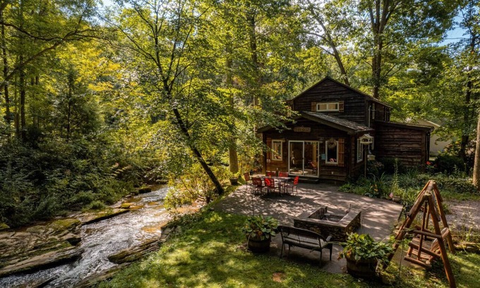 Confluence Apartment | Creek Haven · Stunning Creekside Cottage w/Hot Tub Minutes to Yough Lake, Ohiopyle