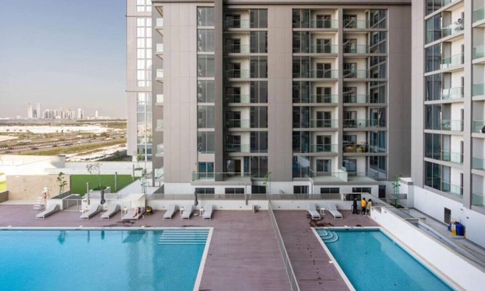 Nad Al Sheba Apartment | Creek Vistas - Elegant One Bedroom in Meydan