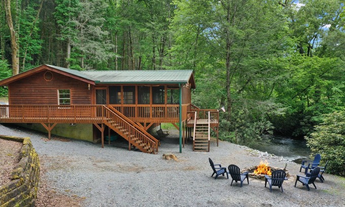 Cashes Valley Cabin | Creekside Cabin Close to Downtown l Hot Tub l Relax l Kayak l Fish l StarGaze