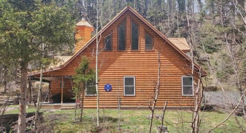 Red River House | Creekside Cabin - Pet Friendly - WiFi - Washer - Dryer - Grill - Fenced Yard - Fireplace