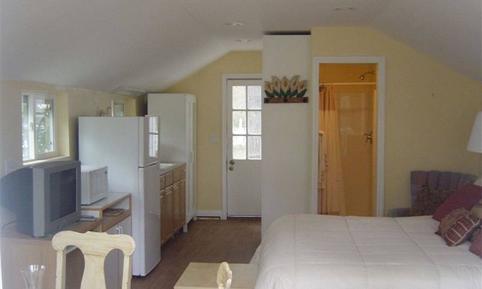 Boonville Cottage | Creekside cottage, beautiful counrty cottage (sleeps 2)