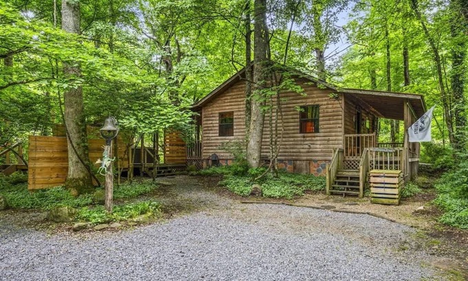 Rocky Grove Cabin | Creekside Getaway Near Park & Gatlinburg