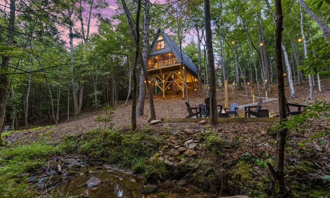 Morganton Cabin | Creekside Hot Tub Fire Pit 15 min to Town