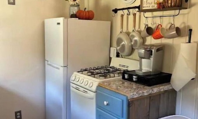 Tiger House | Creekside tiny villa, Fenced, dog friendly, 3 miles to Clayton