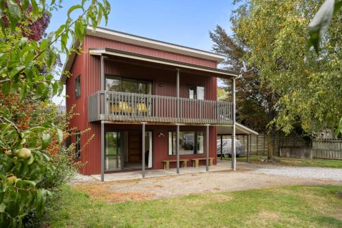 Wanaka House | Crescent View - Wanaka Holiday Home