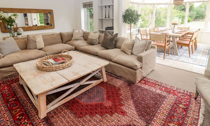 Moreton-in-Marsh Cottage | CRESWYKE HOUSE, family friendly, with open fire in Moreton-In-Marsh