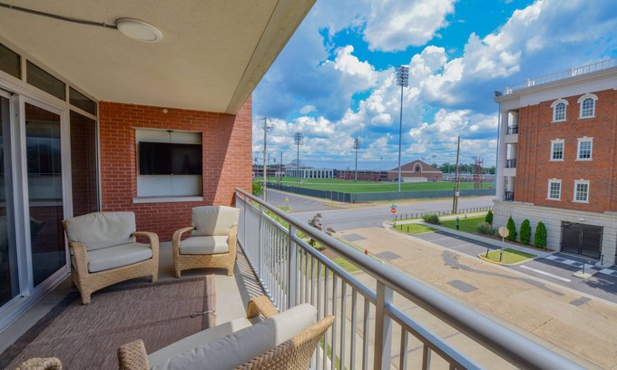 Tuscaloosa Condo | Crimson Chimes - Book for Football - walk to stadium, coliseum and more!